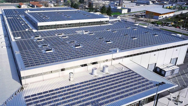 Eine Referenzanlagen des Unternehmens Solar Fabrik in Freiburg. - © Solar Fabrik
