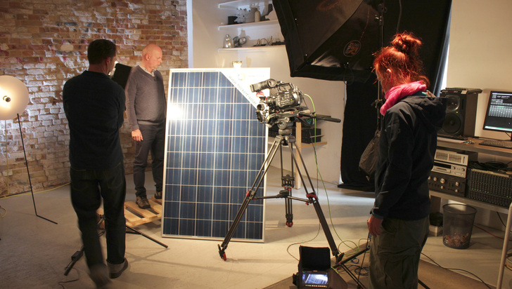 Die Video Unit der photovoltaik bei Dreharbeiten im Studio. - © Peter Podjavorsek
