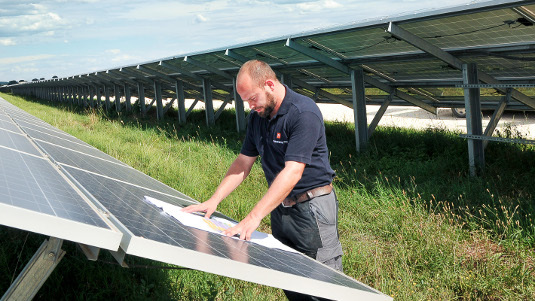 Bei der Überprüfung eines kompletten Solarparks haben die Ingenieure festgestellt, dass 80 Prozent der Module fehlerhaft waren. - © PI-Berlin
