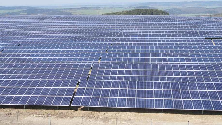 Die Genossenschaft Egis errichtete Mitte 2015 einen Solarpark. - © Egis
