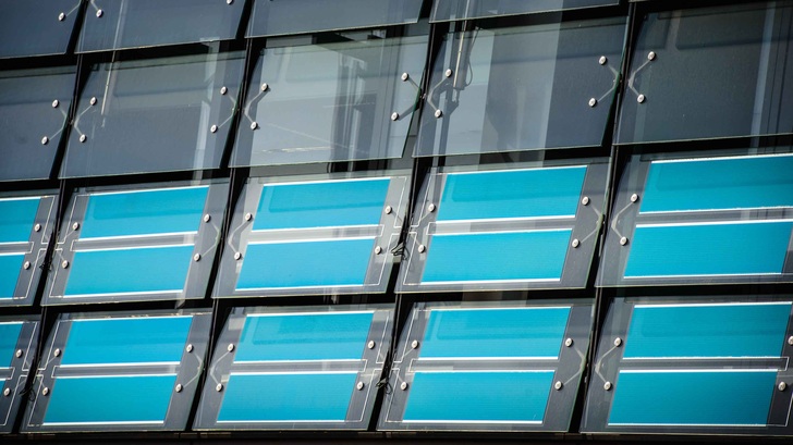 Mit der transparenten Solarfolie wird das Fenster zum Generator. - © Heliatek
