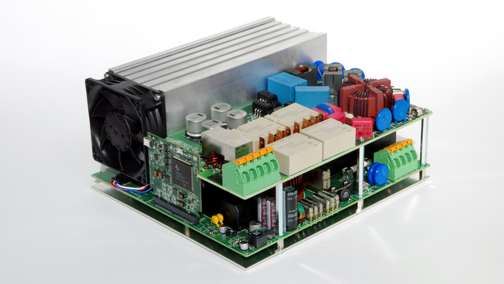 KLein und effizient: Der dreiphasige Wechselrichter hat eine Leistung von zehn Kilowatt und erreicht eine Effizienz von 98,7 Prozent. - © Fraunhofer ISE

