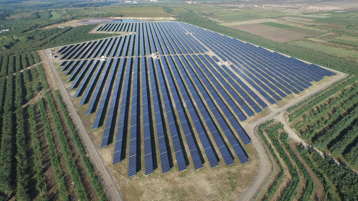 Was für eine Symbolkraft: Künftig fließt Solarpower neben dem Kohlekraftwerk. - © IBC Solar
