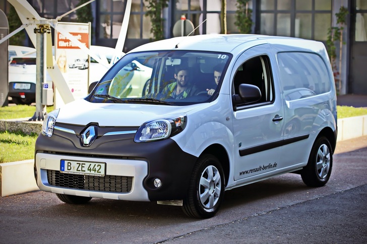 Elektrofahrzeuge erfahren: Das können Teilnehmer regelmäßig bei Veranstaltungen der Emo, der Agentur für Elektromobilität in Berlin - © Emo
