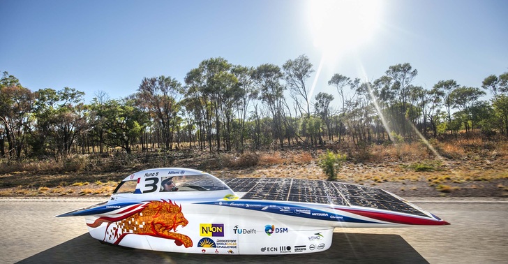 Das niederländische Team gewann die diesjährige Weltmeisterschaft der Solarautos in Australien. - © World Solar Challenge

