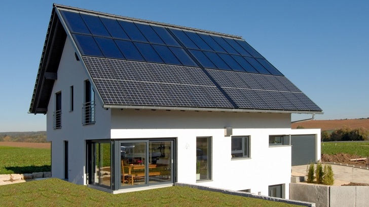 Bisher stand vor allem die Solarthermie im Vordergrund. In Zukunft werden Dächer von Sonnenhäuser zusätzlich Solarmodule tragen. - © Sonnenhaus-Institut
