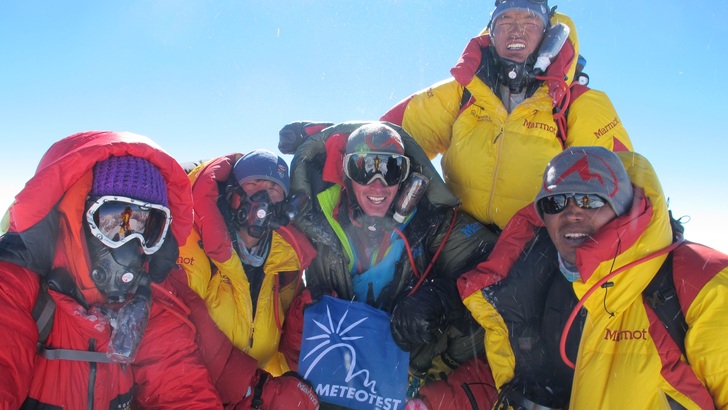 Das Team von Meteotest scheut selbst vor den höchsten Gipfeln nicht zurück. So erreichte eine Gruppe sogar die Spitze des Mount Everest. - © Meteotest
