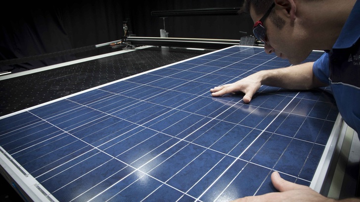 Ein Sonnensimulator für Photovoltaikmodule. - © TÜV Rheinland
