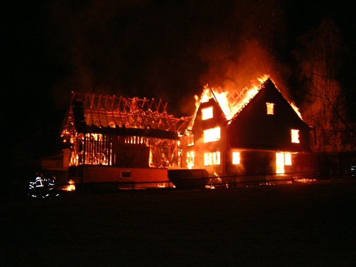 Brennendes Haus in der Schweiz. - © Feuerwehr Altstätten
