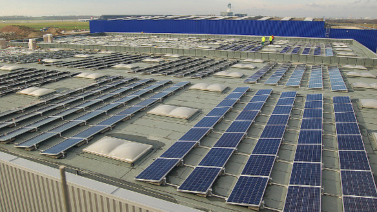 Die vorhandenen Dachflächen reichen aus, um so viel Solarstromleistung aufzubauen, dass die Photovoltaik über zwölf Prozent der Stromproduktion in Österreich übernehmen kann. - © Moschdesign/Oekostrom AG
