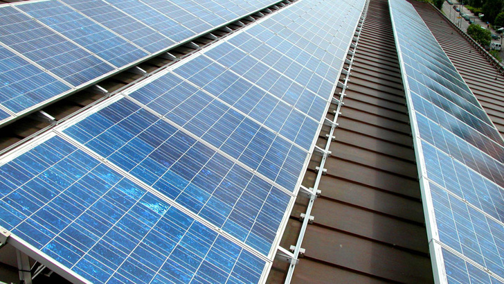Die Stadtwerke München betreiben bisher vor allem eigene große Solaranlagen wie hier auf dem Dach des Gewerbehofes der Münchner Gesellschaft für Stadterneuerung. Doch in Zukunft will der Versorger auch Energiedienstleistungen anbieten. - © SWM
