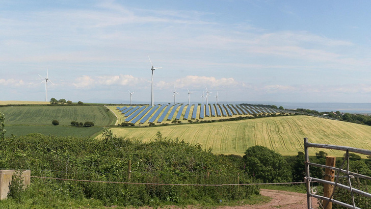 Der neue Solarpark steht direkt neben einem Windpark. Alle Generatoren nutzen den gleichen Netzanschlusspunkt, was die Kosten für die einzelnen Anlagen minimiert. - © Vattenfall
