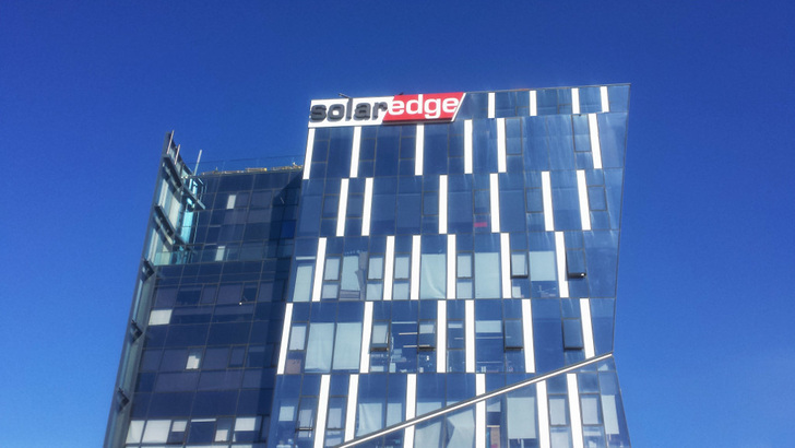 Im neuen Hauptquartier von Solaredge laufen alle Fäden zusammen: Hier sitzen F&E, Vertrieb, Kundendienst und Management. - © Solaredge
