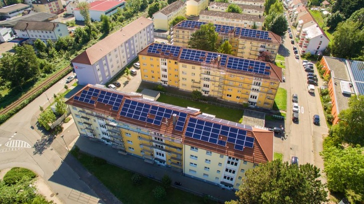 In Eberbach bei Mosbach hat der Projektierer und Anbieter von Energiedienstleistungen Wirsol jüngst ein Mieterstromprojekt umgesetzt. Geht es nach dem Willen der künftigen Landesregierung sollen solche Projekte einfacher realisierbar sein. - © Wirsol

