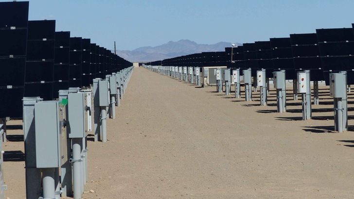 Tracker von First Solar arbeiten unter der Sonne Kaliforniens. - © Niels H. Petersen
