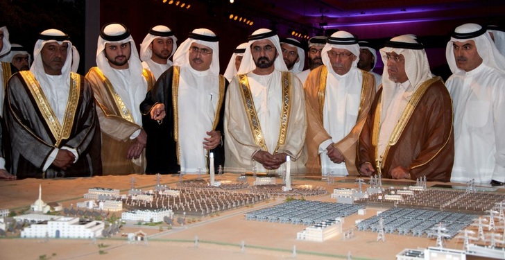 Die Scheichs begutachten den riesigen Solarpark, der in der Wüste entsteht. - © Day of Dubai
