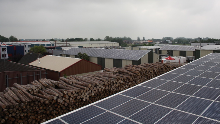 Mit dem Solarstrom stellt Plosplan unter anderem Pellets für Holzheizungen her. - © IBC Solar
