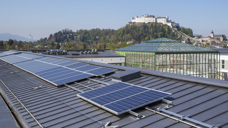 Die Solaranlage auf dem Dach der Naturwissenschaftlichen Fakultät der Univesität Salzburg ist eine der größten des Bundeslandes. - © Neumayr/Leo
