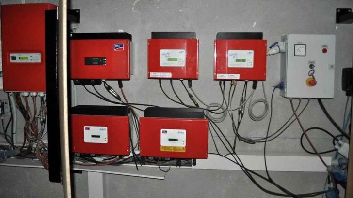 Für eine Inselanlage müssen die Wechselrichter ausgelegt sein, die das Solarsystem steuern und die Verbraucher beliefern - © E3/DC
