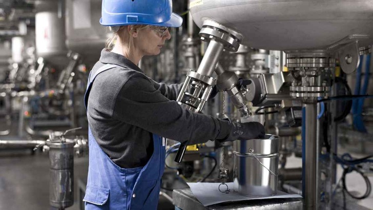 Eine Mitarbeitern kontrolliert die Slurry in der Produktion in Kamenz. - © Liatrion
