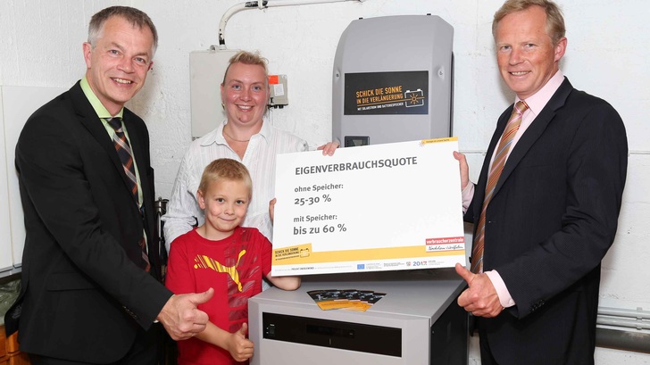 Von links: Johannes Remmel, Jasmin Homann und Sohn sowie Udo Sieverding. - © VZ NRW
