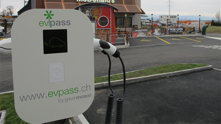 Über die Plattform Evpass kann der Elektroautofahrer nicht nur seine Tankfüllung bezahlen, sondern bekommt auch sämtliche relevanten Informationen rund um seinen Ladevorgang und der Ladeinfrastruktur von Green Motion. - © Green Motion
