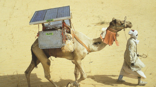 Der Wüstenstaub legt sich als Film auf die Module. Das ist nicht nur in Nordafrika relevant, sondern auch in Mitteleuropa. - © NAPS Systems Oy Finland
