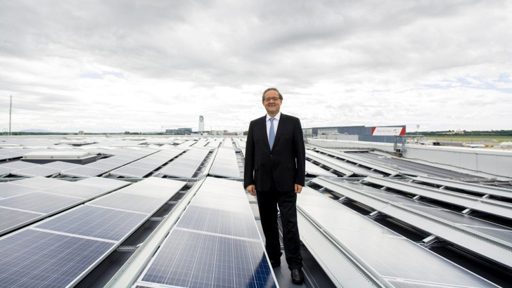 Vorstand Günther Ofner präsentiert die neue Photovoltaikanlagen auf dem Dach des Hangars 7. - © Flughafen Wien AG

