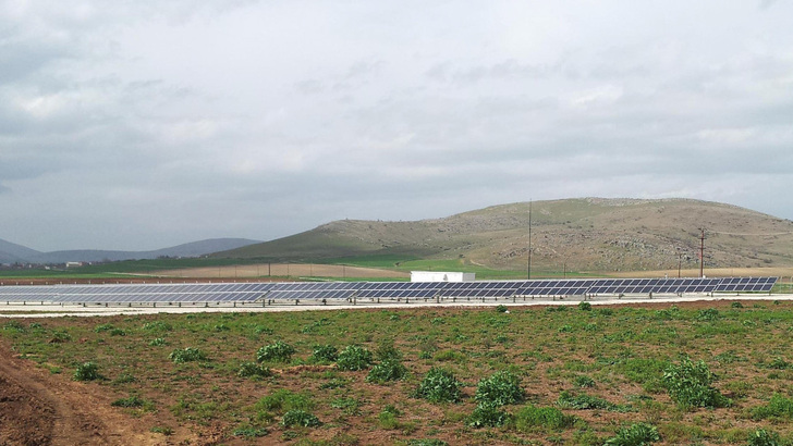 Die Einspeisung von Solarstrom ist in Griechenland derzeit kaum rentabel. Eigenverrfauch und Netmetering werden aber den Bau von kleinen und großen Dachanlagen wieder ankurbeln. - © Fronius
