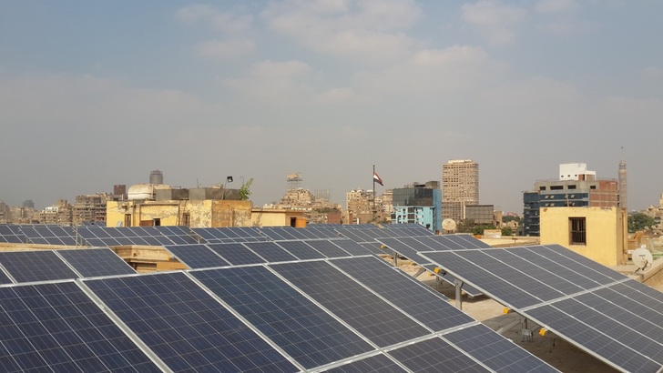 Diese Anlage auf dem Dach eines Ministeriums in Kairo besteht aus 560 Solarmodulen LX-250P, sie leistet 140 Kilowatt. - © Luxor Solar
