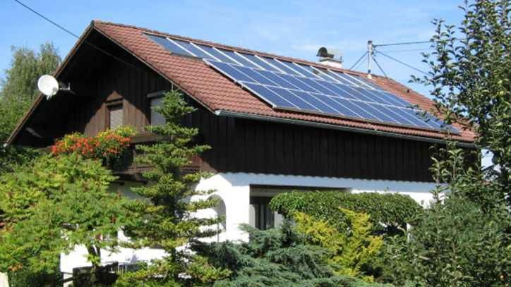 Auch in Alpenhaushalten immer beliebter: Photovoltaikanlagen auf dem Dach. - © Mea Solar
