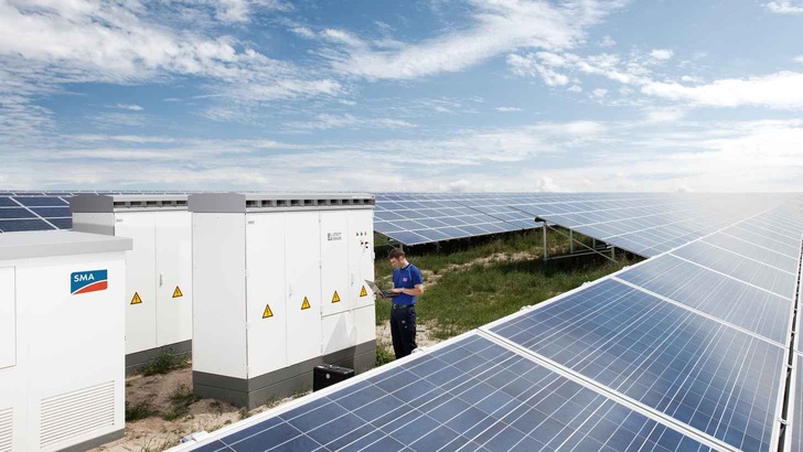 Läuft gut: Umrichter für solare Großkraftwerke. - © SMA

