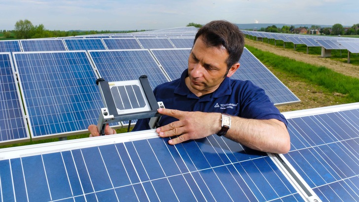 Der Invest in eine Solaranlage will geprüft werden. - © TÜV Rheinland
