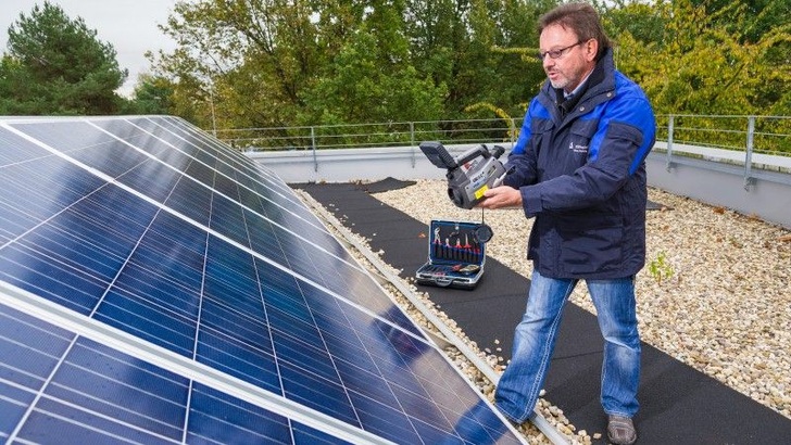 Der Prüfer macht ein Wärmebild der Solaranlage. - © TÜV Rheinland
