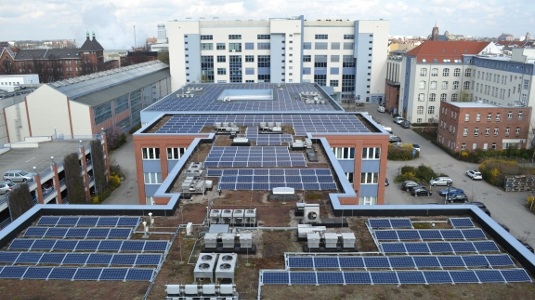 Für eine Berliner Vermietungsgesellschaft hat MP-Tec Anlagen auf Gewerbedächern geplant und gebaut. Den Strom verbrauchen die Mieter direkt in den Gebäuden. - © Velka Botička
