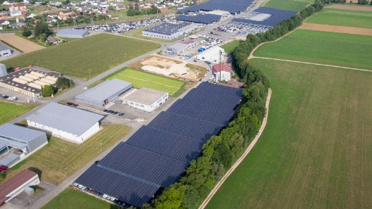 Insgesamt 14.000 Quadratmeter haben Gefco, BKW und EDJ mit Solarmodulen überdacht. - © BKW
