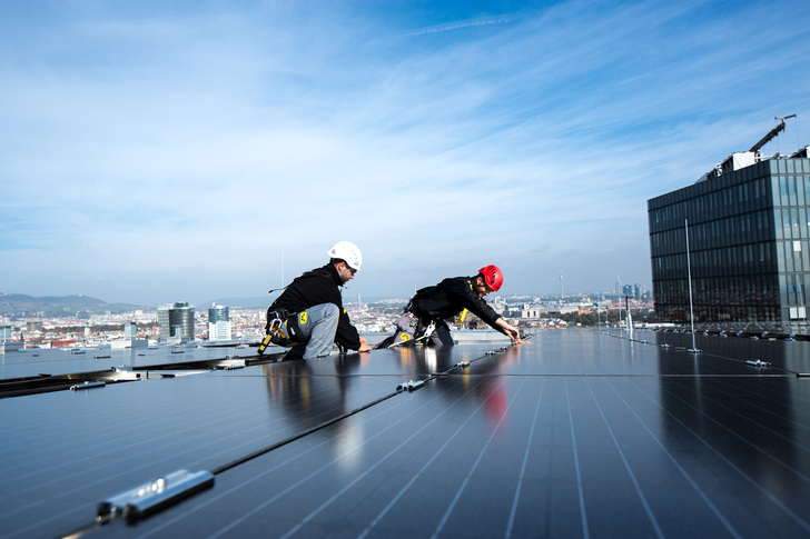 Schon seit Jahren baut Wien Energie Solarkraftwerke, an denen sich Bürger beteiligen können. Jetzt sind erstmals die Mieter von Mehrfamilienhäusern in den Blick gerückt. - © Wien Energie/Ian Ehm

