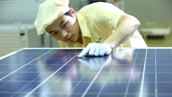 Mit JA Solar und Jinko steigen zwei weitere Schwergewichte der Modulindustrie aus dem Mindespreisabkommen aus. Belifert werden die europäischen Kunden jetzt aus Werken außerhalb Chinas. - © JA Solar
