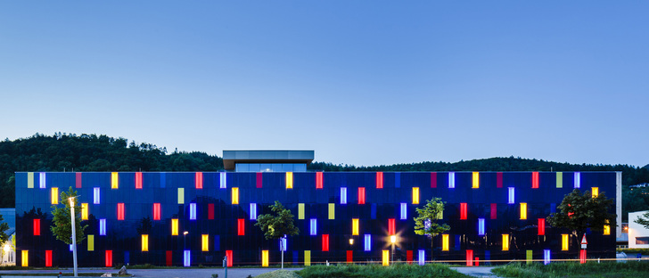 Die Fassadenfläche ist nachts nicht nur einfach dunkel, sondern leuchtet punktuell in den Firmenfarben. - © Sunovation
