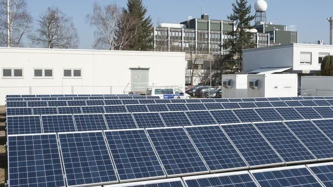 Eine für Eigenverbrauch optimierte Solaranlage am KIT in Karlsruhe. - © KIT
