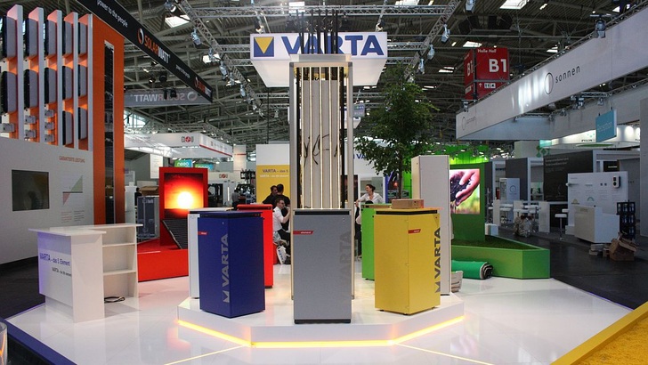 Auf der Intersolar in München präsentierte Varta seine Heimspeicher, die mittlerweile im Markt voll verfügbar sind und Marktanteile gewinnen. - © HS
