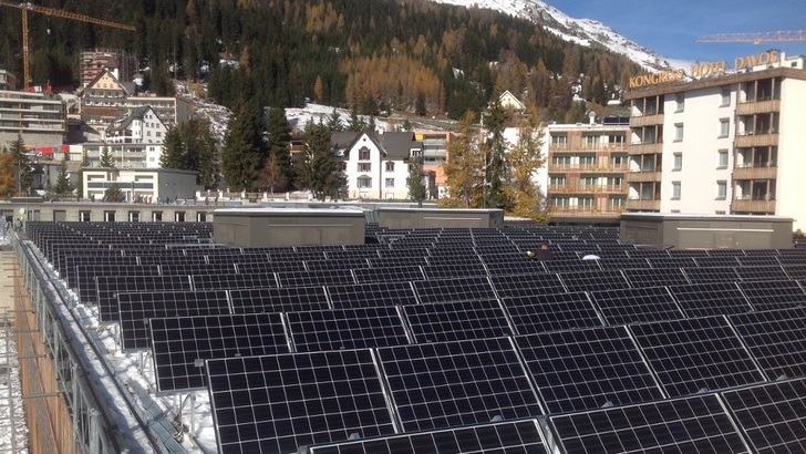Selbst das Kongresszetrum in Davos, in dem sich die Wirtschaftskapitäne am Anfang eines jeden Jahres treffen, setzt auf Solarenergie — ein deutliches Zeichen. - © Hanwha Q Cells
