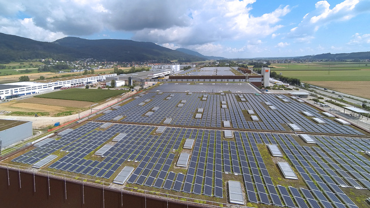 Die größte Photovoltaikanlage der Schweiz auf dem Migros-Verteilbetrieb in Neuendorf. - © Migros-Genossenschafts-Bund
