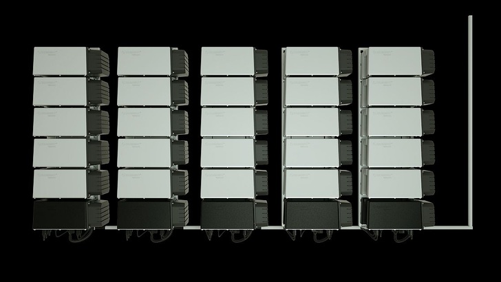 Diese Matrix kann 55 Kilowattstunden Sonnenstrom bunkern und leistet 20 Kilowatt. - © Solarwatt
