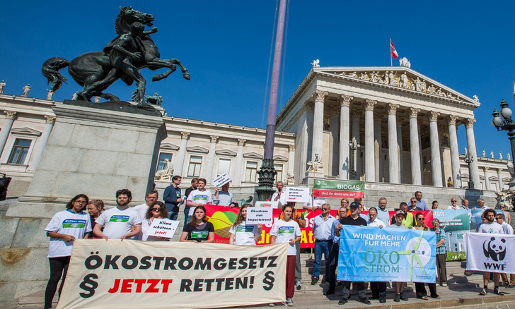 Mit ihrer heutigen Aktion vor dem Parlament in Wien haben die Verbände die Unterschriftenaktion zur Petition für eine schnelle Ökostromnovelle gestartet. - © Astrid Knie
