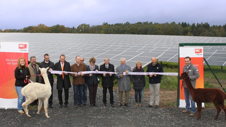 Der Solarpark Birkig II wurde im Rahmen des Freiflächen-Ausschreibungsverfahrens der Bundesnetzagentur auf einer “Ackerfläche in benachteiligtem Gebiet“ gebaut. - © IBC Solar
