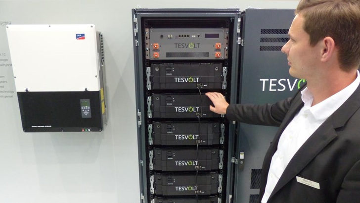 Simon Schandert, technischer Geschäftsführer bei Tesvolt, vor dem neuen Hochvoltsystem TS HV 70. - © nhp
