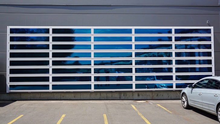 Die Pilotfassade befindet sich auf dem Werksgelände von Hoesch Bausysteme in Kreuztal, NRW - © Heliatek
