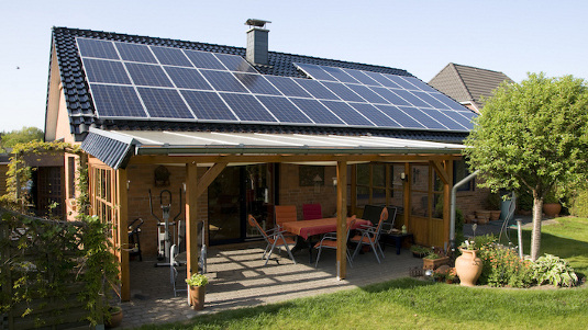 In Zeiten des Eigenverbrauchs werden die Anlagen eigentlich auf den Eigenverbrauch abgestimmt. Das Solar-Cluster rät aber dazu, die maximale Dachfläche auszunutzen und auf die Einspeisung nicht zu verzichten. - © Conergy
