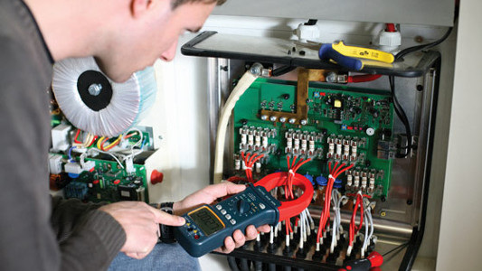 Der Reparatur von Wechselrichtern sind enge Grenzen gesetzt. In der Regel übernehmen das die Fachleute vom Hersteller. - © Fronius

